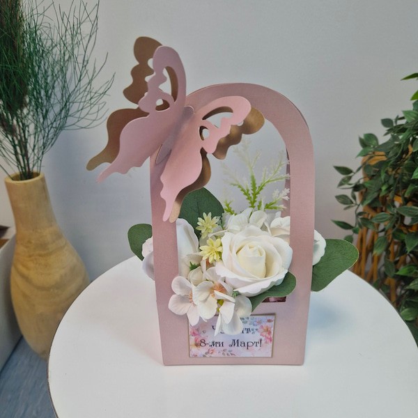 Ръчно изработен букет в кутия за рожден ден